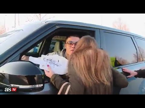 Cristiano Ronaldo Kiss Girl Fan After Real Madrid Training 25/01/2016