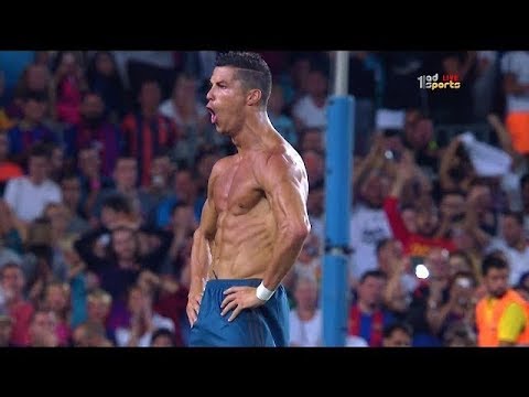 Cristiano Ronaldo raises the t-shirt in front of the public 8/13/2017